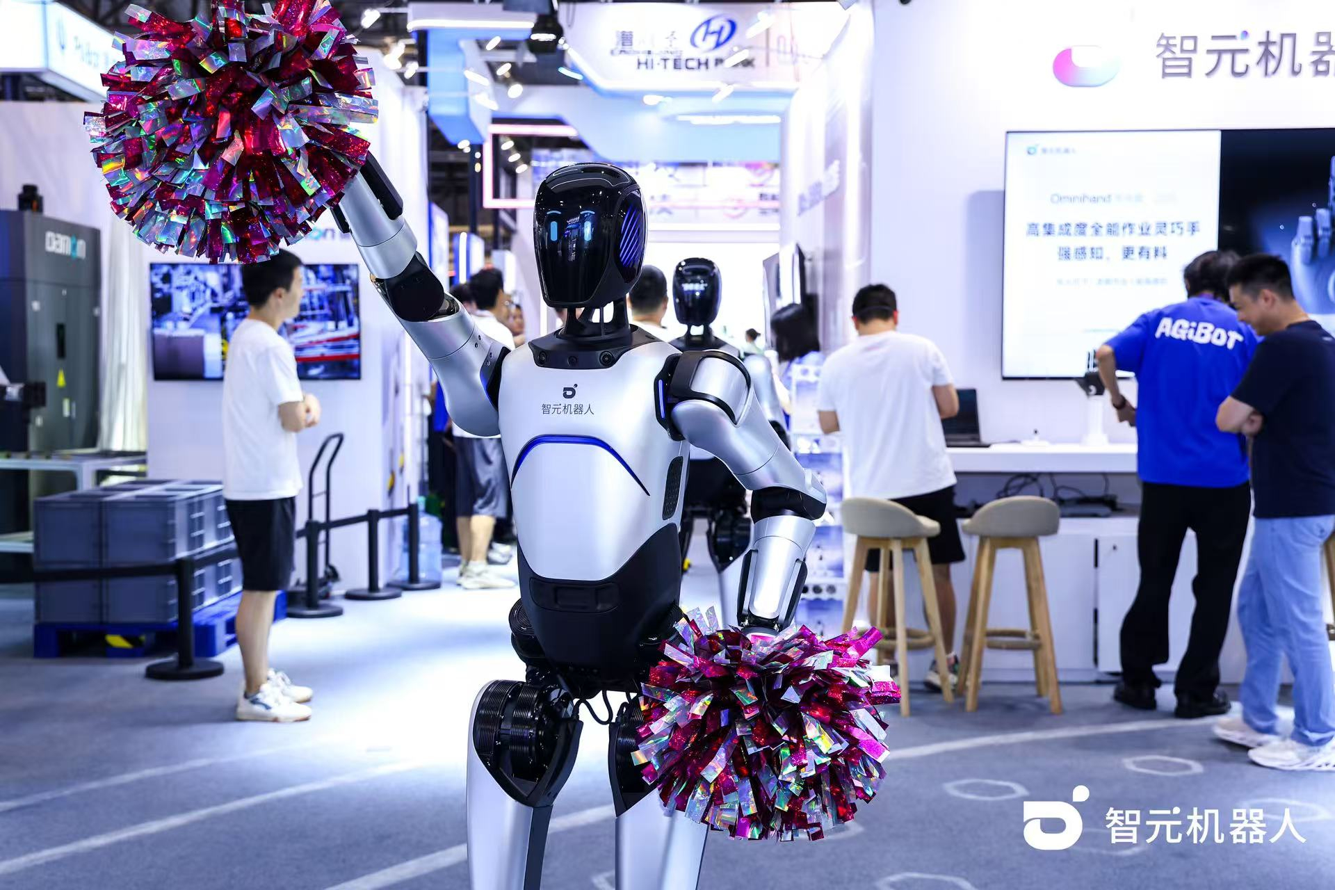 智元機器人 WAIC 首日展臺火爆，機器人家族集體...